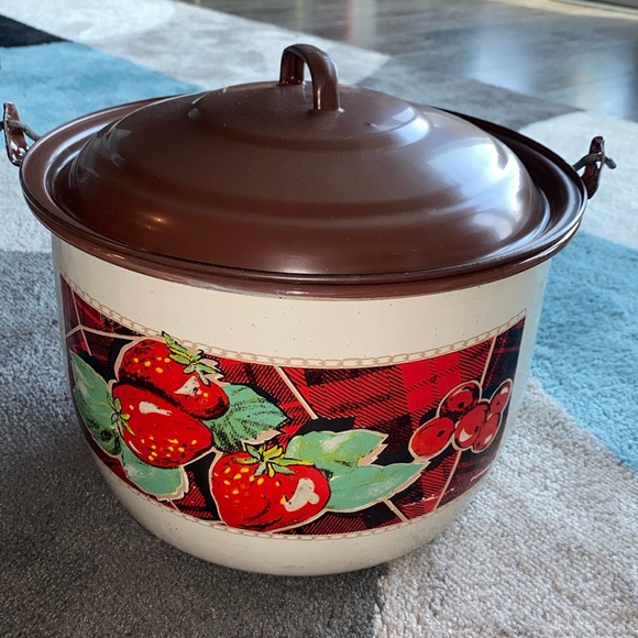 Large Enamelled Milk pot, Strawberry print - Picture 1 of 12